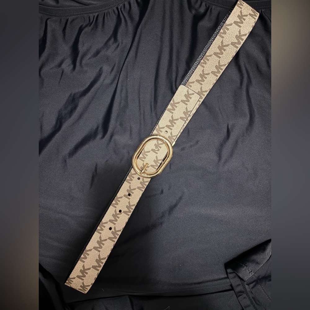 MICHARL KORS Reversible
Belt Brown Monogram to Black Gold
Oval Buckle
